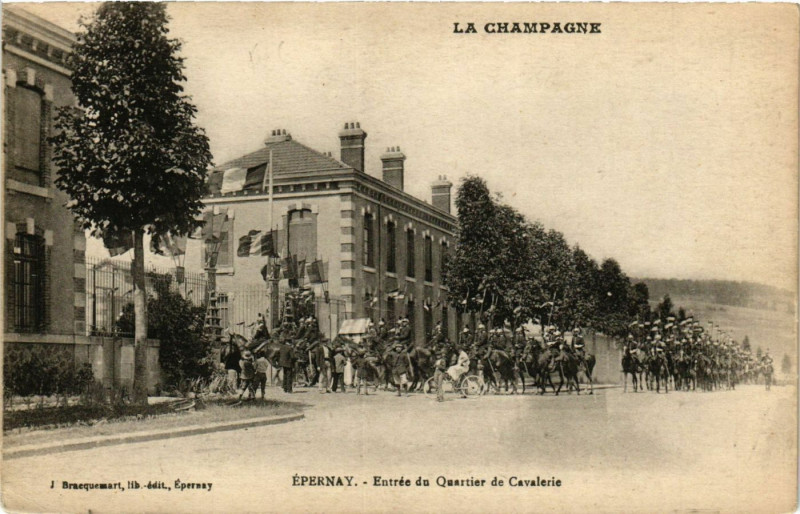 Carte postale ancienne Epernay - Entrée du Quartier de Cavalerie à Épernay