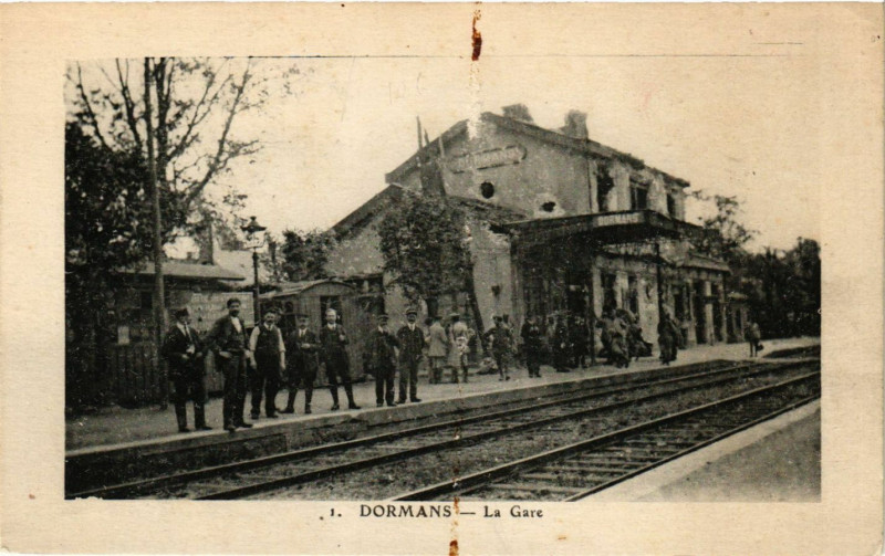 Carte postale ancienne Dormans - La Gare à Dormans
