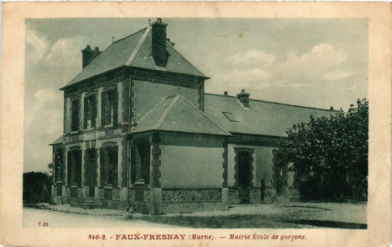 Carte postale ancienne Faux-Fresnay - Mairie Ecote de garcons à Faux-Fresnay