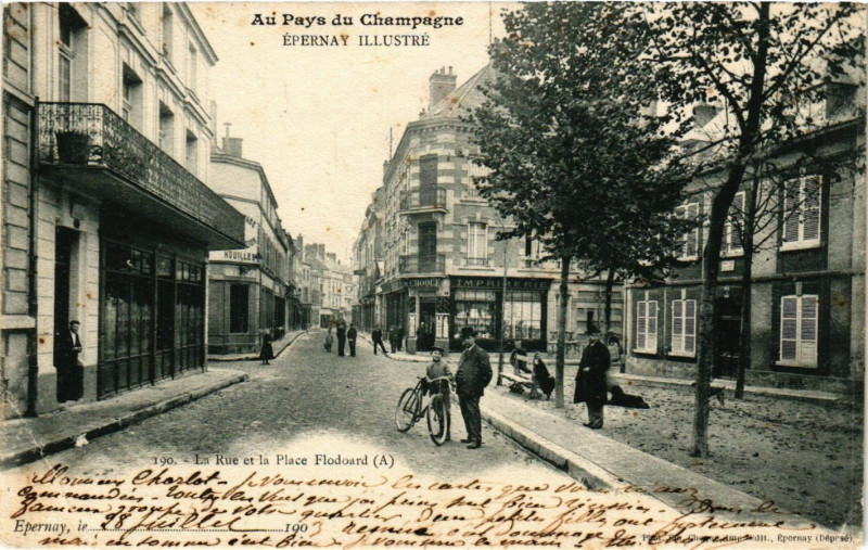 Carte postale ancienne Epernay Illustré - La Rue et la Place à Épernay
