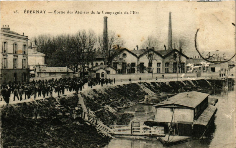 Carte postale ancienne Epernay - Sortie des Ateliers à Épernay