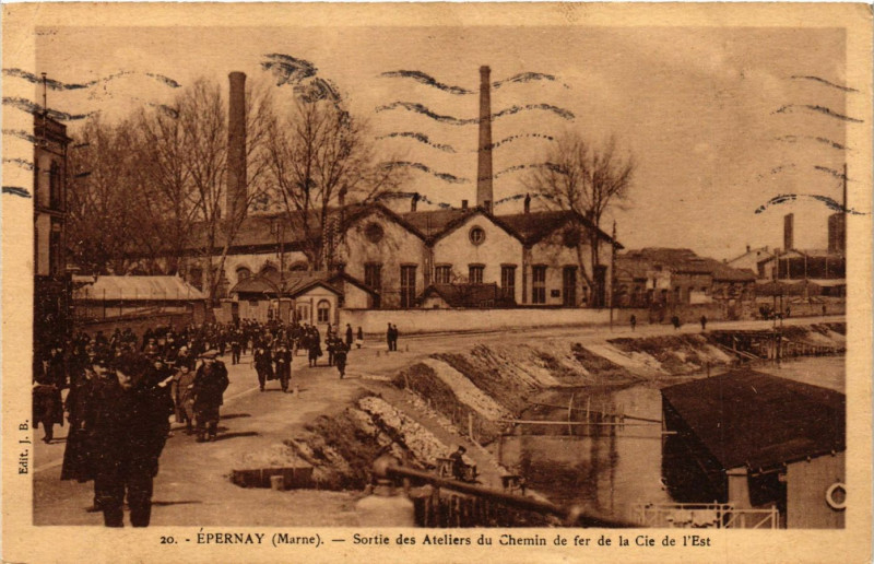 Carte postale ancienne Epernay - Sortie des Ateliers à Épernay