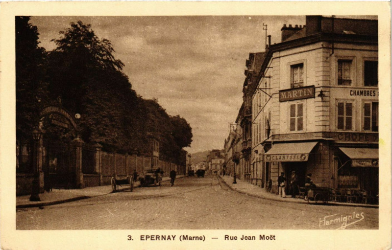 Carte postale ancienne Epernay - Rue Jean Moet à Épernay