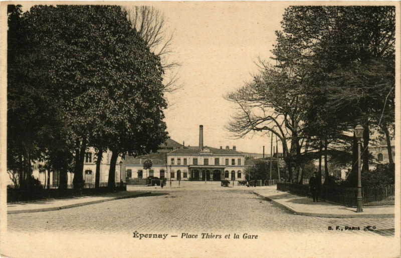 Carte postale ancienne Epernay - Place Thiers et la Gare à Épernay