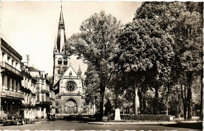 Carte postale ancienne Epernay - Place Thiers et l'Eglise à Épernay