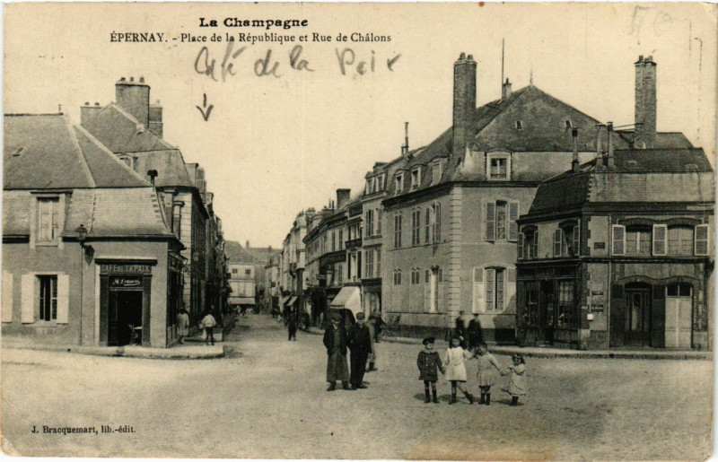 Carte postale ancienne Epernay - Place de la Republique à Épernay
