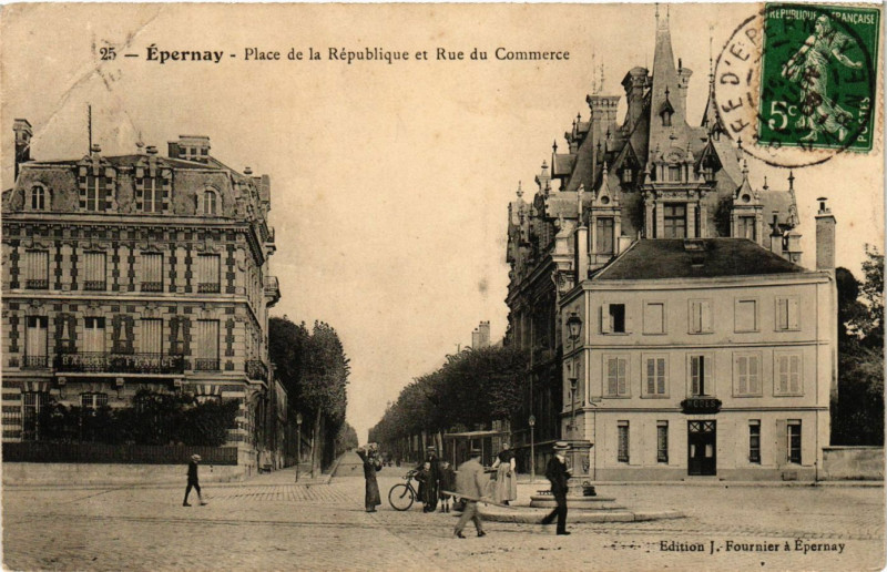 Carte postale ancienne Epernay - Place de la Republique à Épernay