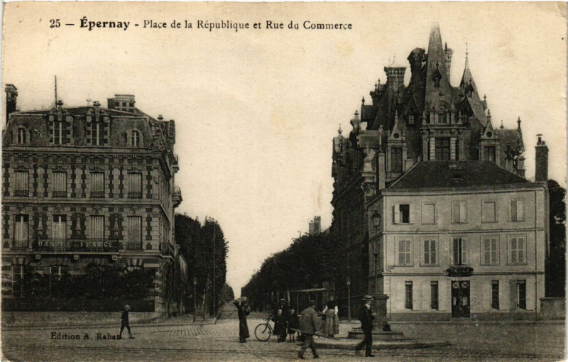 Carte postale ancienne Epernay - Place de la Republique à Épernay