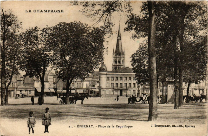 Carte postale ancienne Epernay - Place de la Republique à Épernay