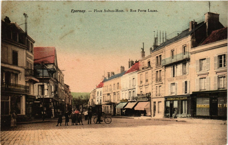 Carte postale ancienne Epernay - Place Auban-Moet à Épernay