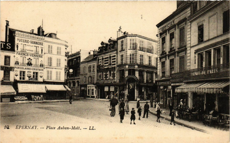 Carte postale ancienne Epernay - Place Auban-Moet à Épernay