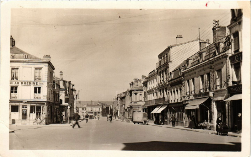 Carte postale ancienne Epernay - Place Auban Moet à Épernay