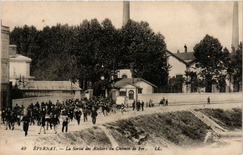 Carte postale ancienne Epernay - La Sortie des Ateliers à Épernay