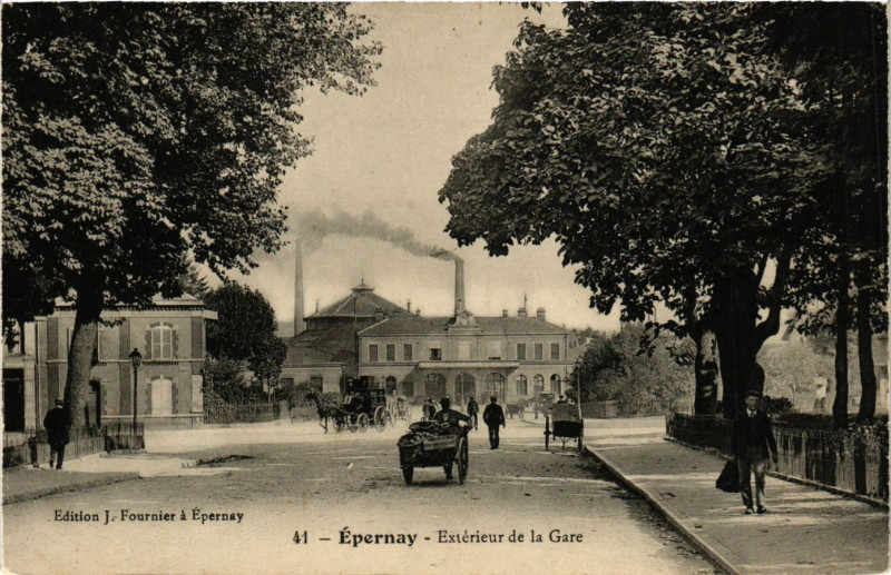 Carte postale ancienne Epernay - Exterieur de la Gare à Épernay