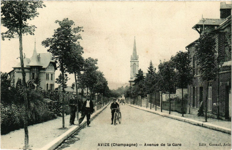 Carte postale ancienne Avize - Avenue de la Gare à Avize