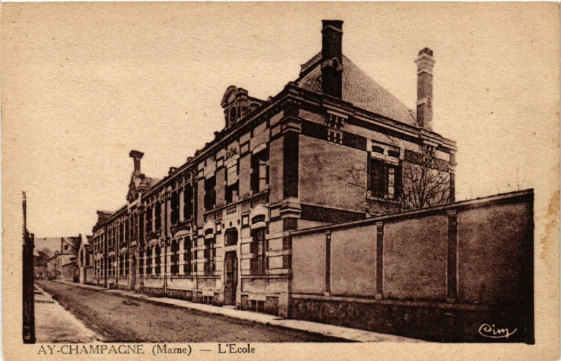 Carte postale ancienne Ay-Champagne - L'Ecole à Aÿ-Champagne
