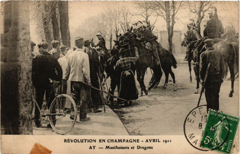 Carte postale ancienne Ay - Manifestants et Dragons