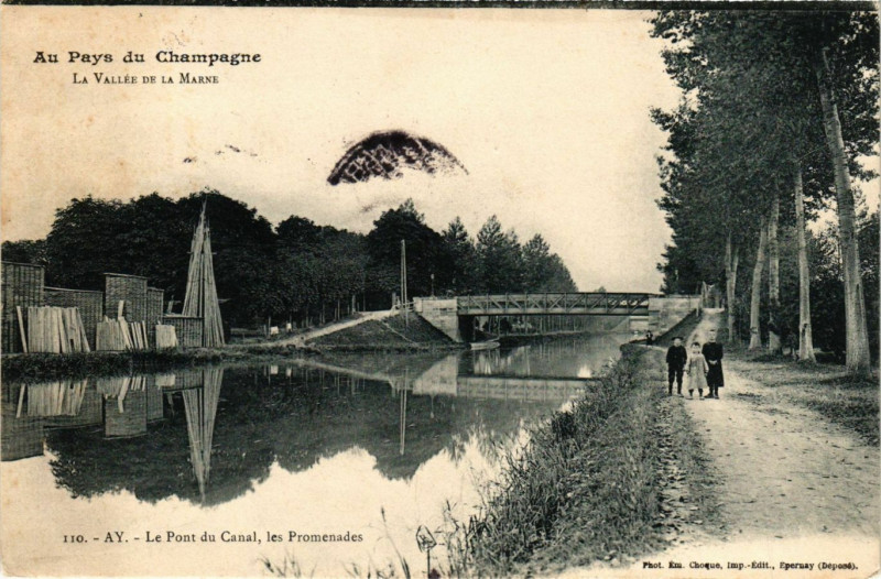Carte postale ancienne Ay - Le Pont du Canal