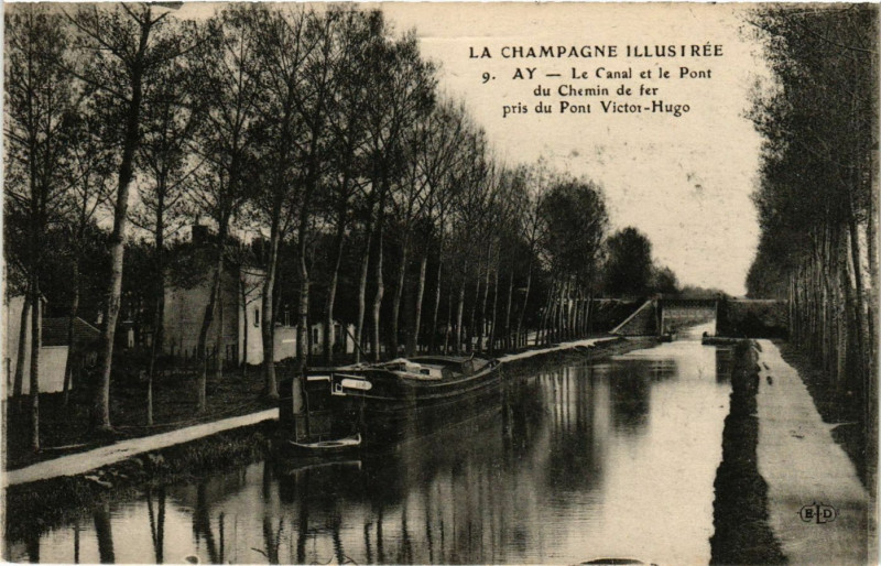 Carte postale ancienne Ay - Le Canal et le Pont