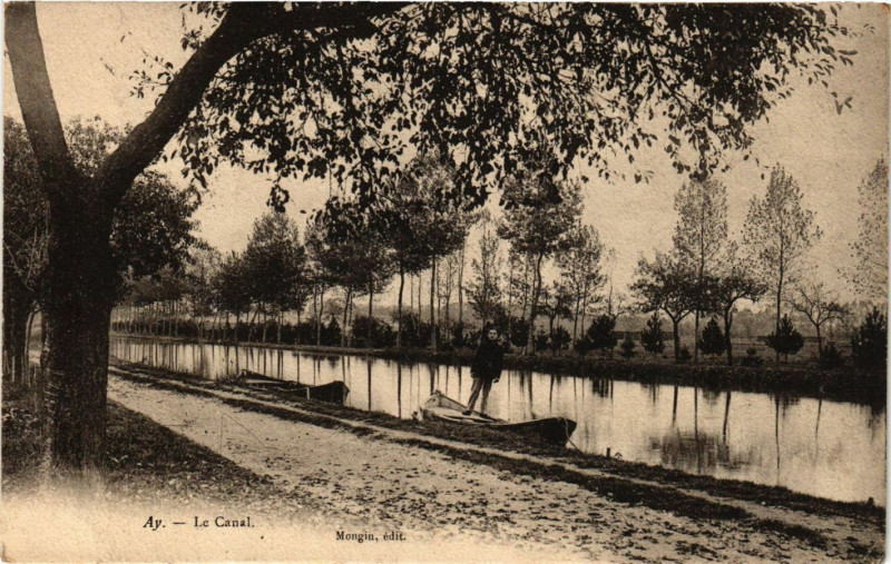 Carte postale ancienne Ay - Le Canal