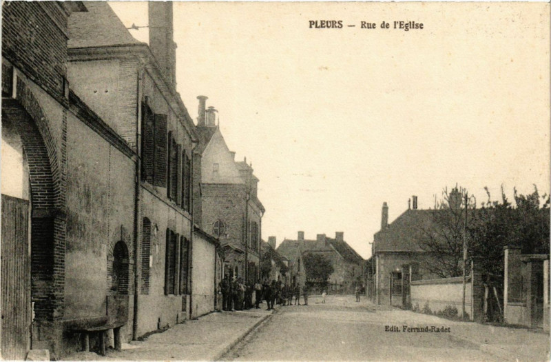 Carte postale ancienne Pleurs-Rue de l'Eglise à Pleurs