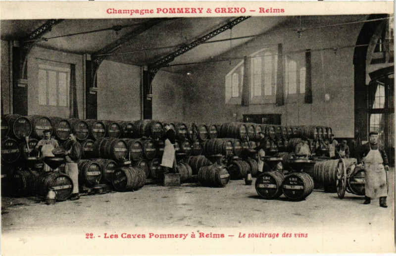 Carte postale ancienne Les Caves Pommery a Reims Le soutirage des vins à Reims