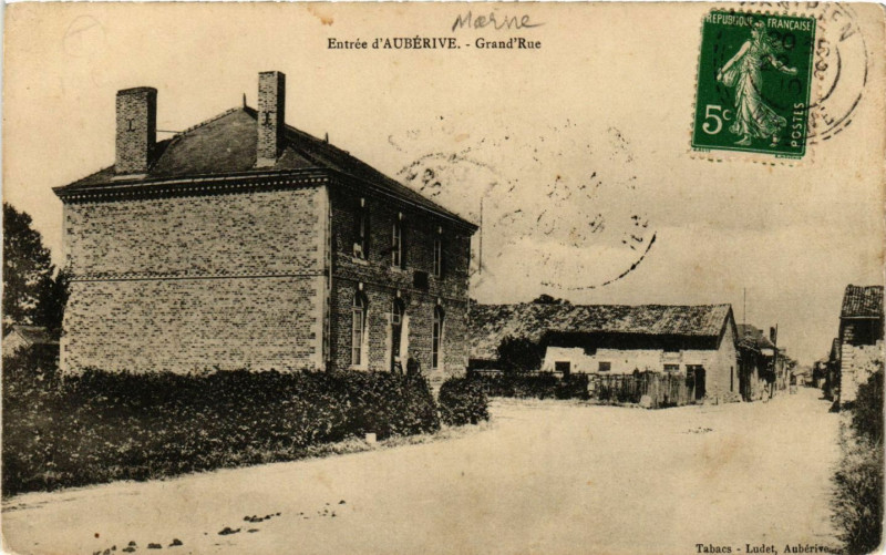 Carte postale ancienne Entrée d'Auberive - Grand Rue