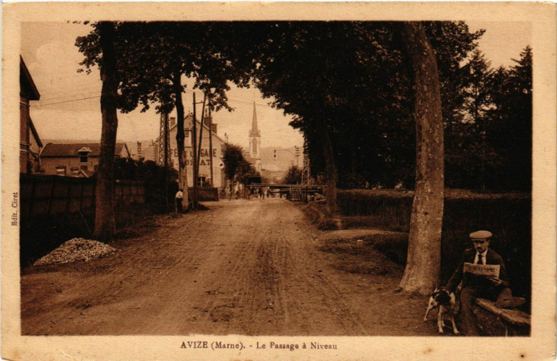 Carte postale ancienne Avize - Le Passage a Niveau à Avize