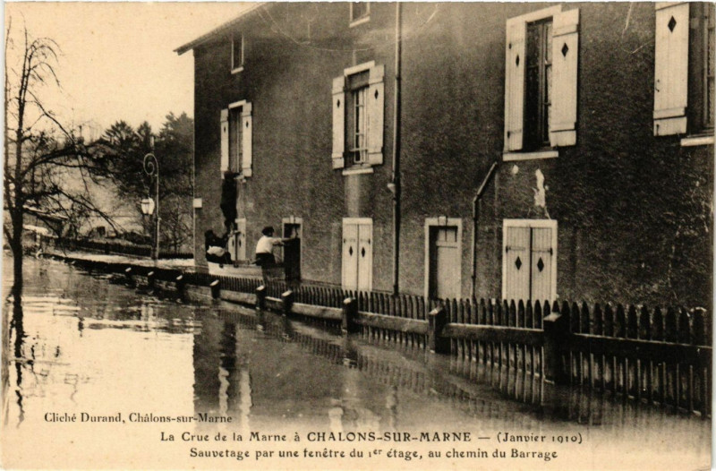 Carte postale ancienne La Crue de la Marne a Chalons sur Marne