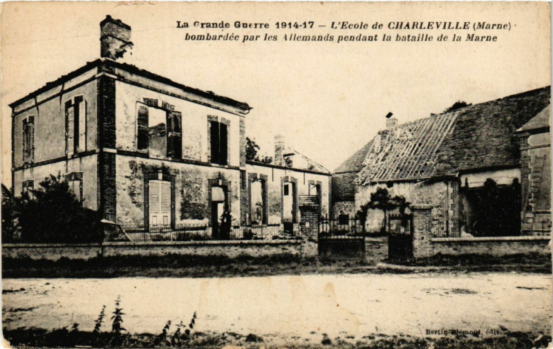 Carte postale ancienne L'Ecolede Charleville Bombardée par les Allemands pendant la bata à Charleville