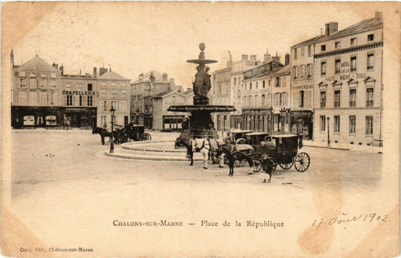 Carte postale ancienne Chalons sur Marne - Place de la Republique