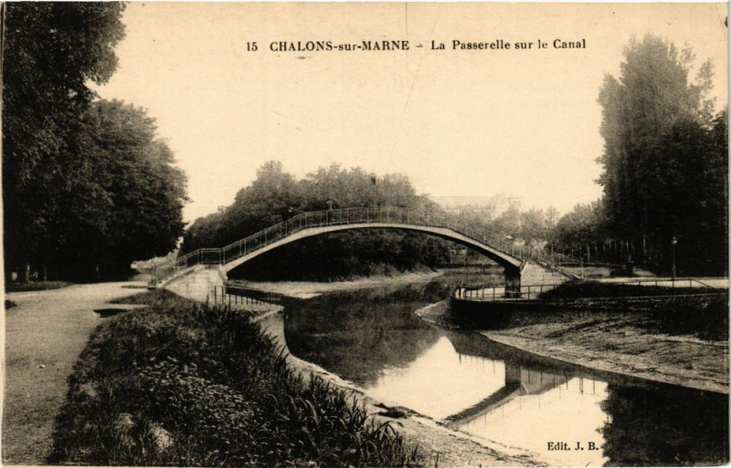 Carte postale ancienne Chalons sur Marne - La Passerelle sur le Canal