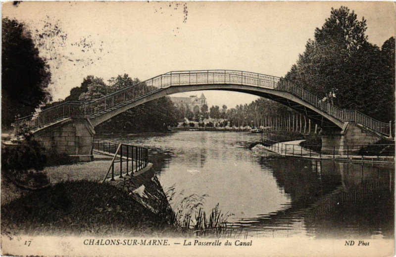 Carte postale ancienne Chalons sur Marne - La Passerelle du Canal