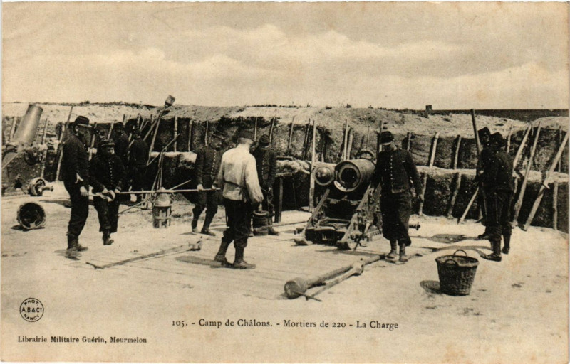Carte postale ancienne Camp de Chalons - La Charge