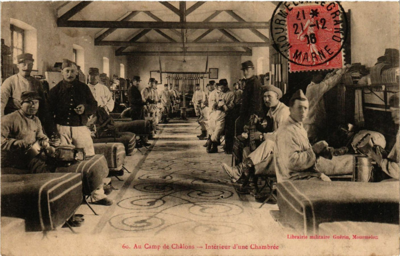 Carte postale ancienne Au Camp de Chalons - Interieur d'Une Chambrée