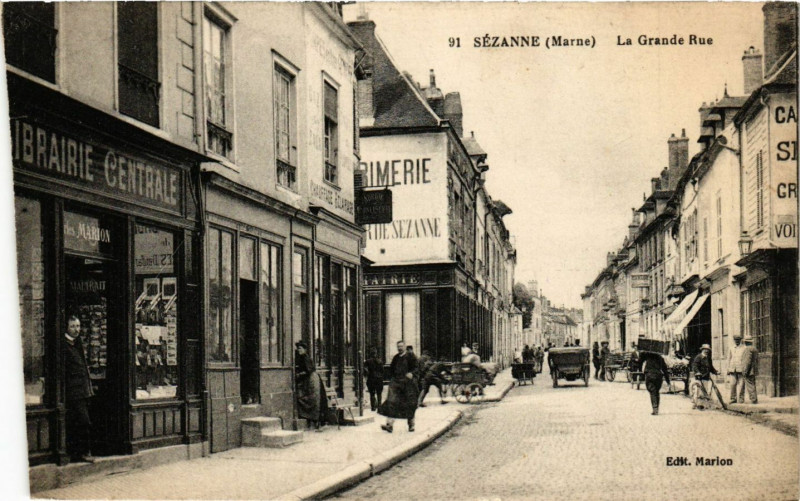 Carte postale ancienne Sezanne-La Grande Rue à Sézanne