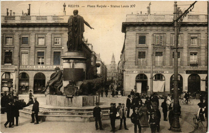 Carte postale ancienne Reims-Place Royale Statue Louis Xv à Reims