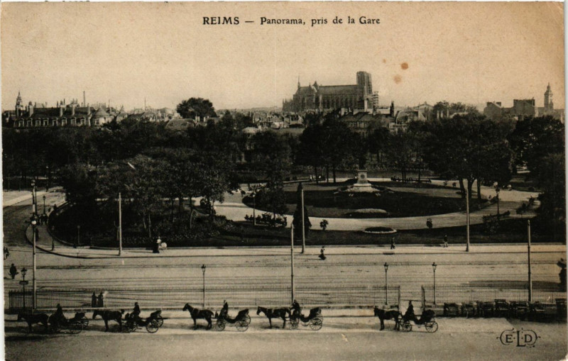 Carte postale ancienne Reims-Panorama pris de la Gare à Reims