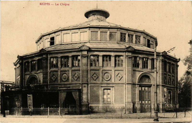 Carte postale ancienne Reims-Le Cirque à Reims
