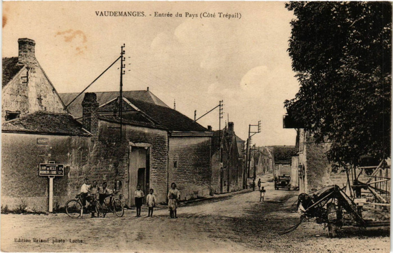 Carte postale ancienne Vaudemanges-Entrée du Pays à Vaudemange