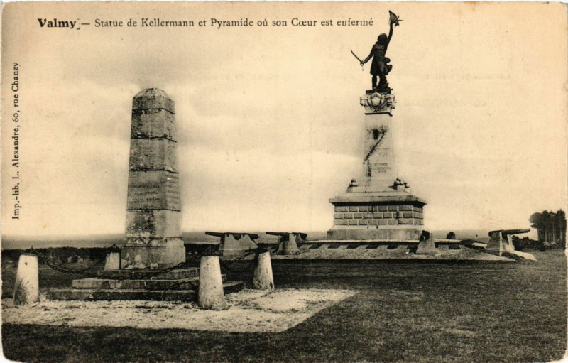 Carte postale ancienne Valmy-Statue de Kellermann et Pyramide ou son Coeur est enferme à Valmy