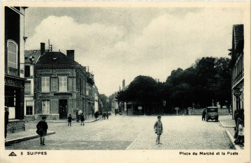 Carte postale ancienne Suippes-Place du Marché et la Poste à Suippes