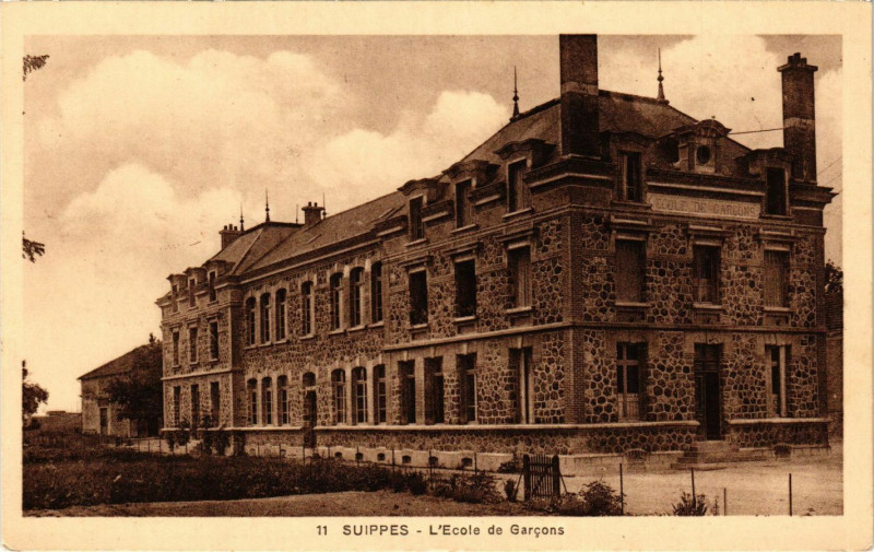 Carte postale ancienne Suippes-L'Ecole de Garcons à Suippes