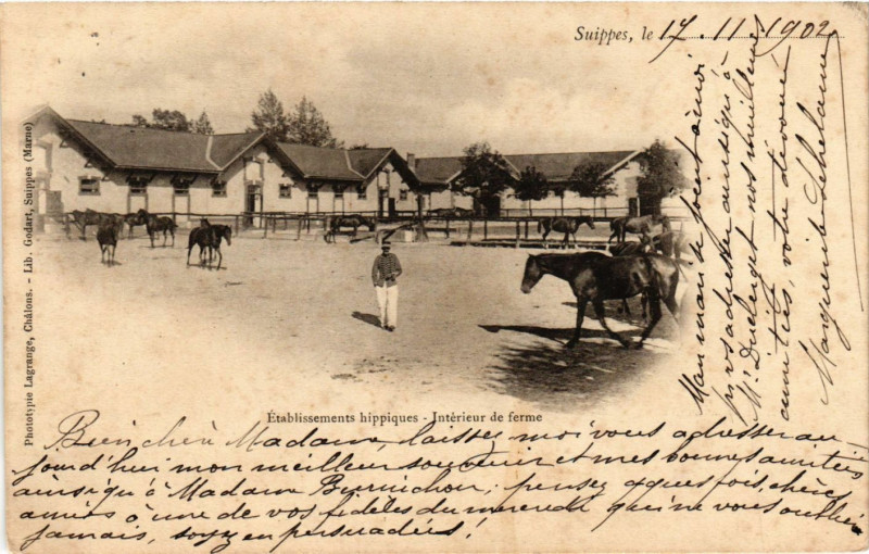 Carte postale ancienne Suippes-Etablissement hippiques Interieur de ferme à Suippes