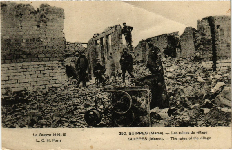 Carte postale ancienne Suippes Marne Les ruines du village à Suippes