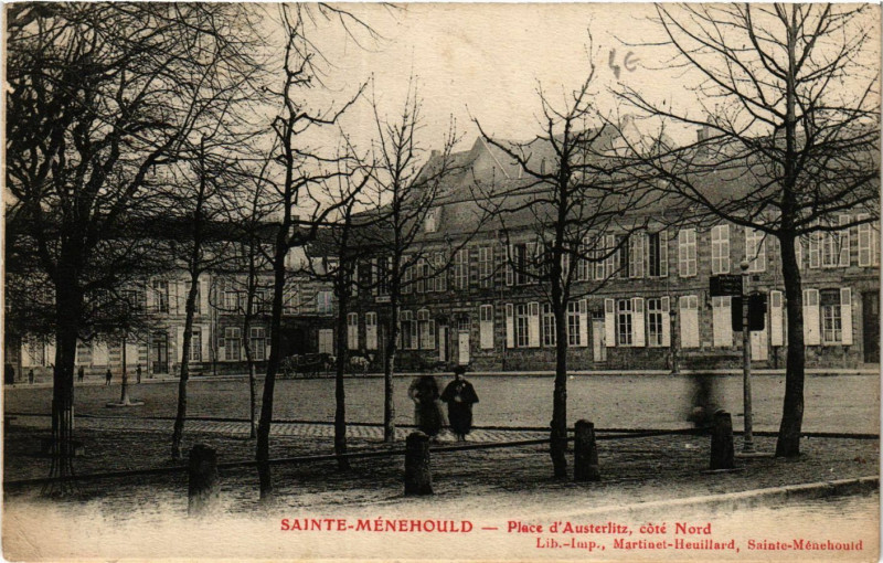 Carte postale ancienne Sainte-Menehould Place d'Austerlitz cote Nord à Sainte-Menehould