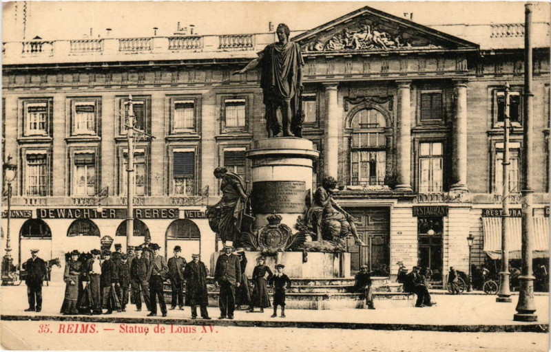 Carte postale ancienne Reims-Statue de Louis Xv à Reims