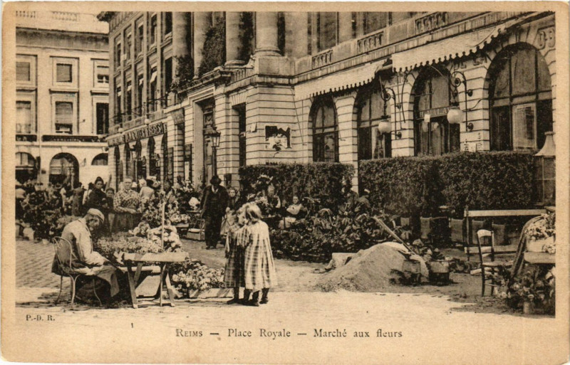 Carte postale ancienne Reims-Place Royale Marché aux fleurs à Reims