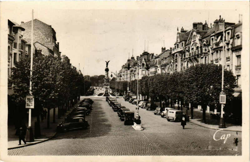Carte postale ancienne Reims-Place Drouet-d'Erlon et la Fontaine à Reims