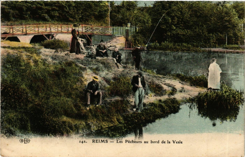 Carte postale ancienne Reims-Les Pecheurs au bord de la Vesle à Reims